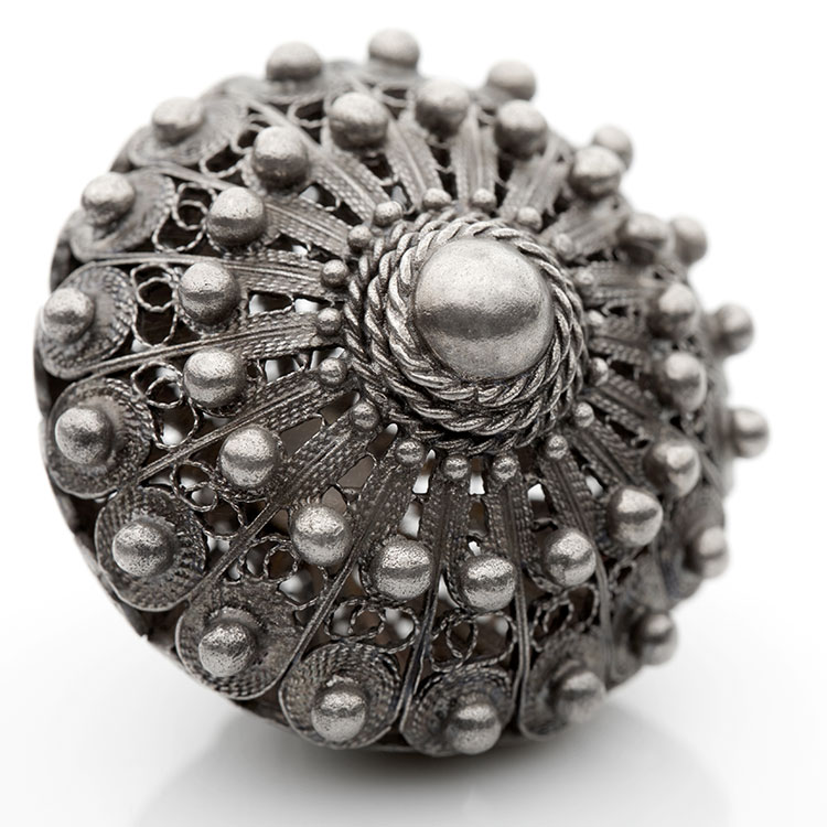 bottone in filigrana e argento